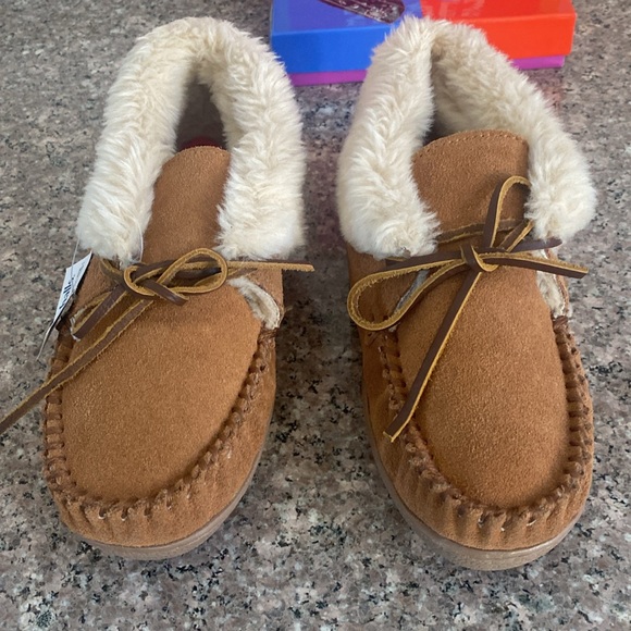 Minnetonka brand NEW with a tag leather uppers faux fur lining size 6 - Picture 2 of 12